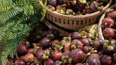 水果蔬菜乡村摊位各种各样的新鲜的成熟的水果蔬菜乡村东方摊位市场甜蜜的热带紫色的山竹果女王水果泰国